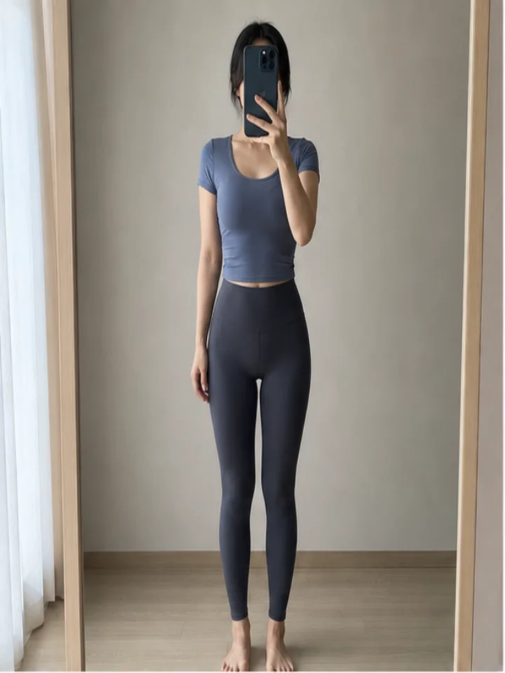거울 앞에서 촬영한 여성 정면 눈바디 사진