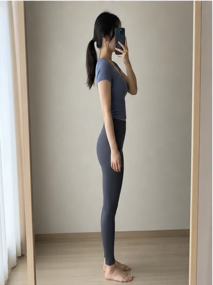 거울 앞에서 촬영한 여성 오른쪽 눈바디 사진