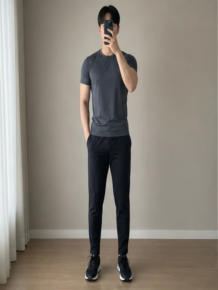 거울 앞에서 촬영한 남성 정면 눈바디 사진
